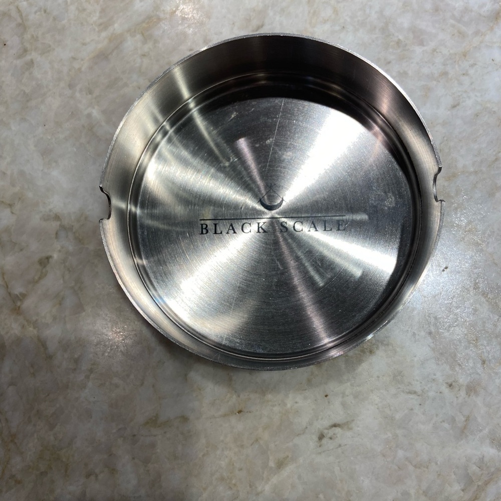 Black scale ash tray